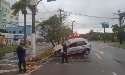 Guarda Municipal retira carro abandonado na via após acidente de trânsito em Volta Redonda